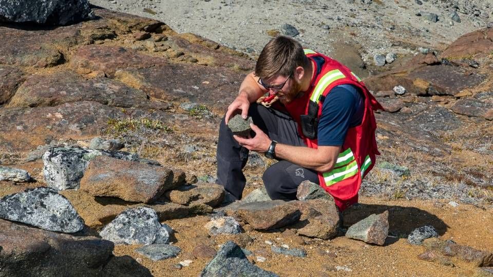 Kristoffer Szilas har i mange år studeret mineralet olivin på Grønland. Nu har han fundet ud af, at mineralet kan fange CO2 fra atmosfæren og potentielt gøre en kæmpe forskel i forhold til den globale klimakrise. | Foto: Kent Pørksen