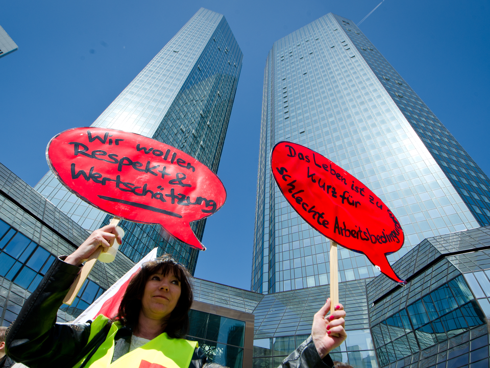 Verdi-Fahnen und Plakaten vor der Zentrale der Deutschen Bank | Foto: picture alliance / dpa | Christoph Schmidt