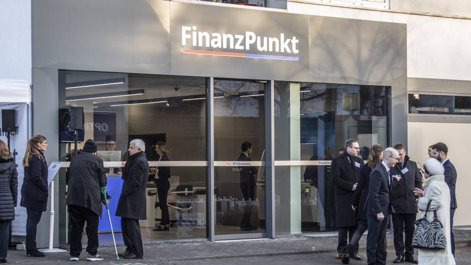 Ein Finanzpunkt der Frankfurter Volksbank und der Taunus Sparkasse. | Foto: picture alliance/dpa | Boris Roessler
