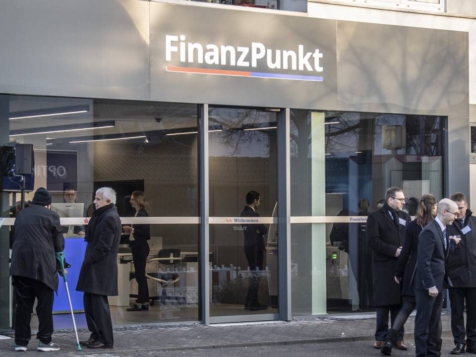Ein Finanzpunkt der Frankfurter Volksbank und der Taunus Sparkasse. | Foto: picture alliance/dpa | Boris Roessler