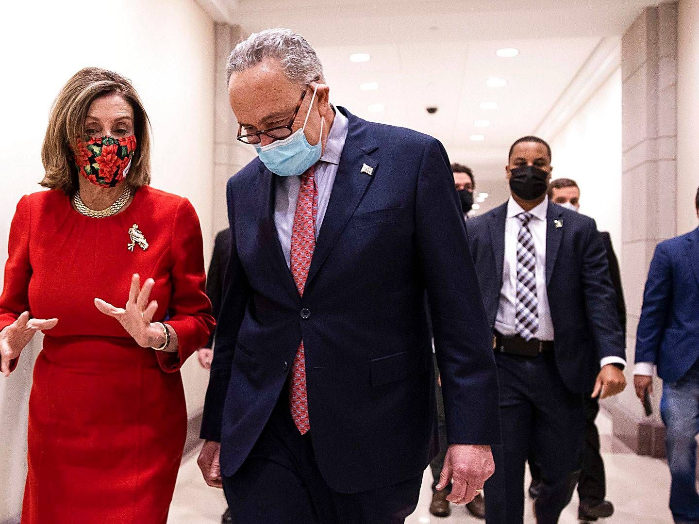Demokraternes ledere i Repræsentanterne Hus og Senatet, Nancy Pelosi og Chuck Schumer, har fået en omfattende hjælpepakke igennem. | Foto: Tasos Katopodis/AFP/Ritzau Scanpix
