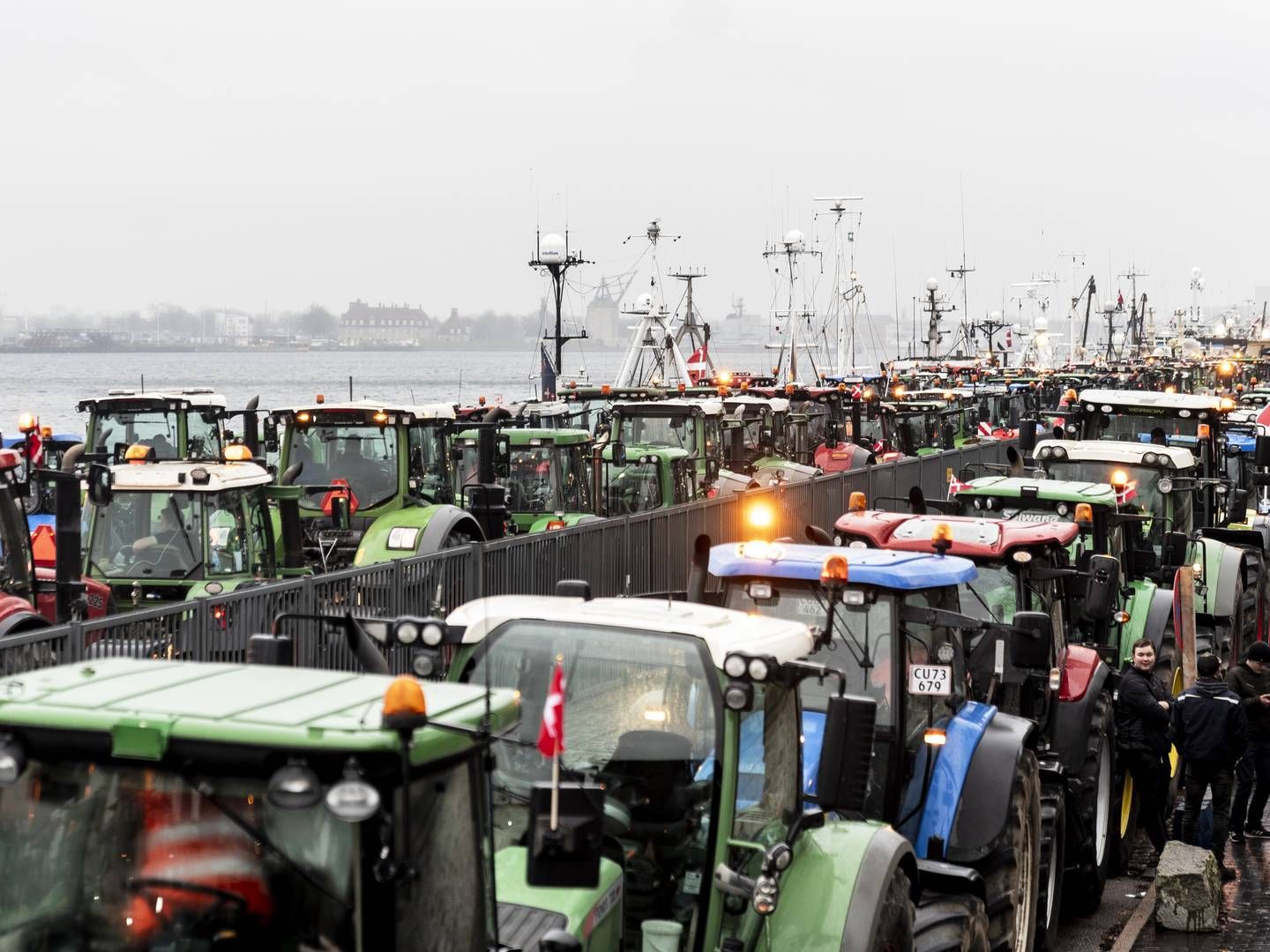 Traktorer på Langelinje. Lørdag 21.november 2020: Flere hundrede demonstranter var taget til Hovedstaden med deres traktorer for at demonstrere mod Mette Frederiksen og regeringens håndtering af den grundlovstridige aflivning af landets mink. | Foto: Rasmus Flindt Pedersen