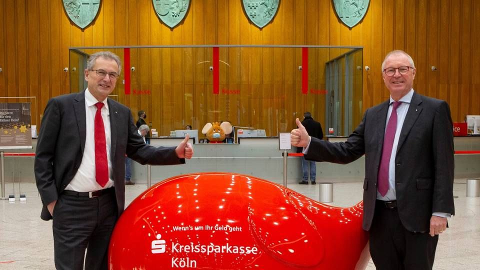 Alexander Wüerst, Vorstandsvorsitzender der Kreissparkasse Köln (rechts), verabschiedet seinen langjährigen Vorstandskollegen Klaus Tiedeken in der Kassenhalle der Kreissparkasse Köln am Neumarkt in der Kölner Innenstadt | Foto: Kreissparkasse Köln