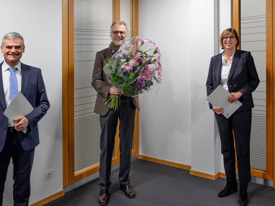 Petra Kalbhenn mit ihrem Vorstandskollegen Bruno Vey (links) und dem Aufsichtsratsvorsitzenden Roland Denecke | Foto: VR Bank Main-Kinzig-Büdingen