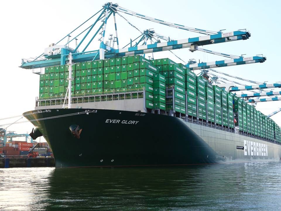 21 40-fod store containere væltede ned på dækket, mens 36 containere faldt over bord, fremgår det. | Foto: PR / Evergreen