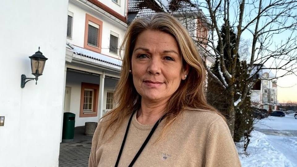 Nina Christine Radeid foran Olagsgård hotell på Gjerdrum. | Foto: Ole Irgens