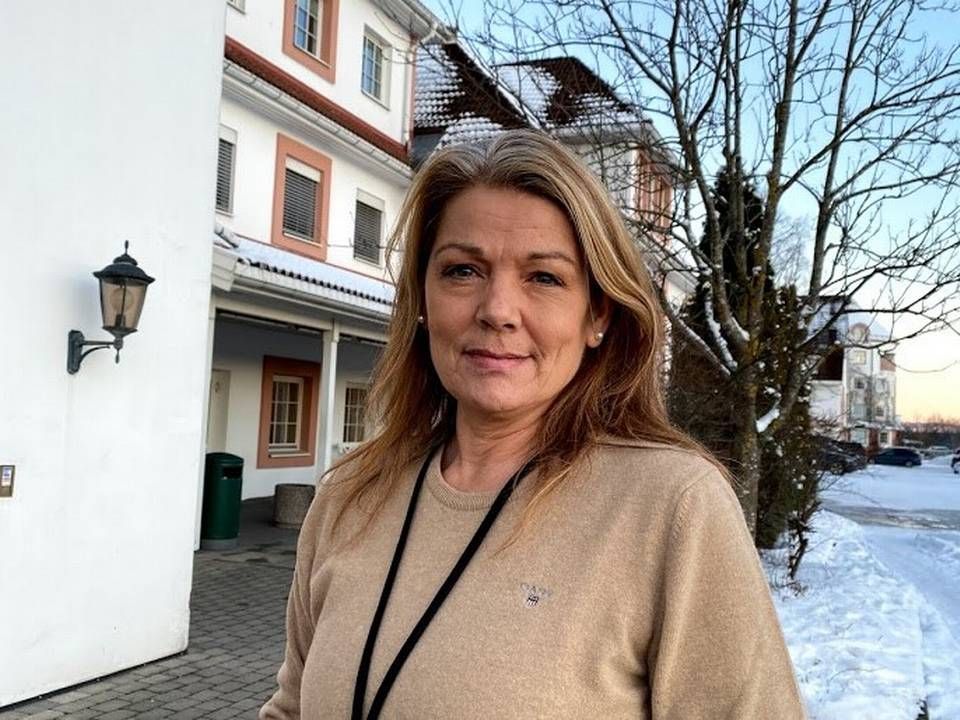 Nina Christine Radeid foran Olagsgård hotell på Gjerdrum. | Foto: Ole Irgens