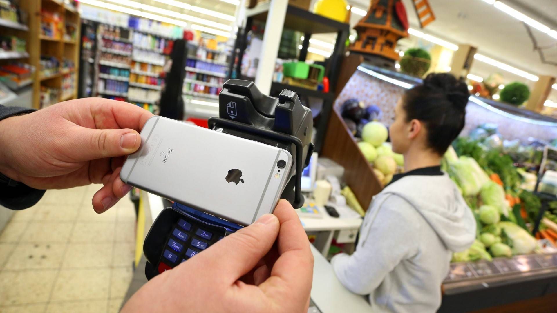 Ein Kunde zahlt mit dem Smartphone im Supermarkt. | Foto: picture alliance/dpa | Karl-Josef Hildenbrand