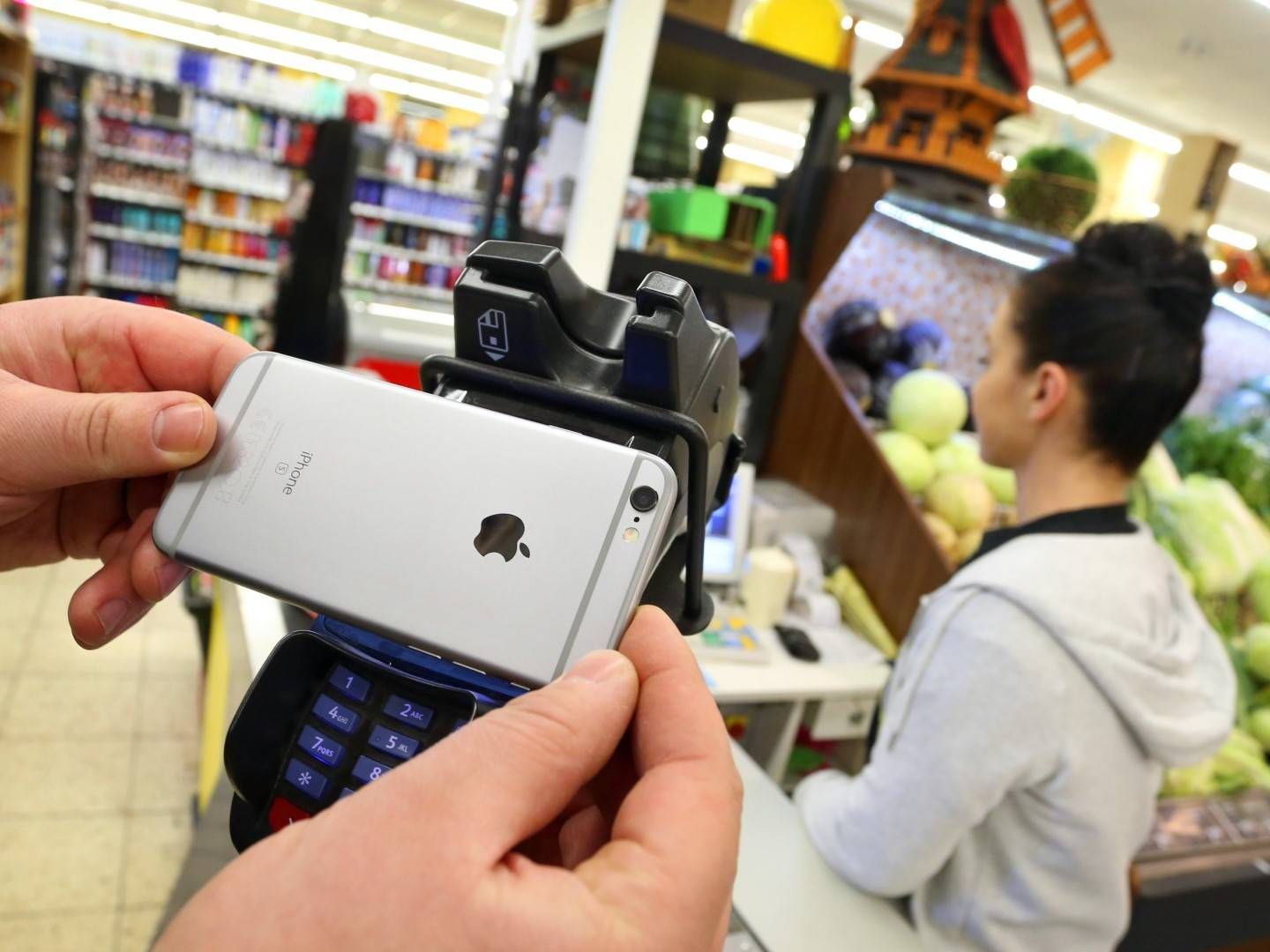Ein Kunde zahlt mit dem Smartphone im Supermarkt. | Foto: picture alliance/dpa | Karl-Josef Hildenbrand