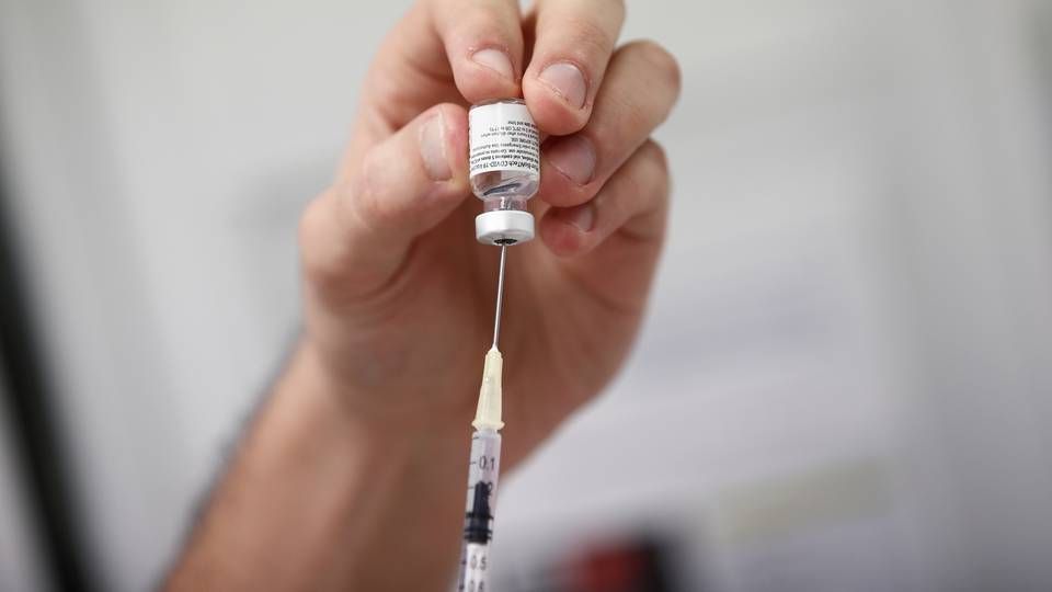 Det kan ikke gå hurtigt nok med at få vaccinerne givet, og der skal ikke spares på noget, mener økonomer. | Foto: BENOIT TESSIER/REUTERS / X07241