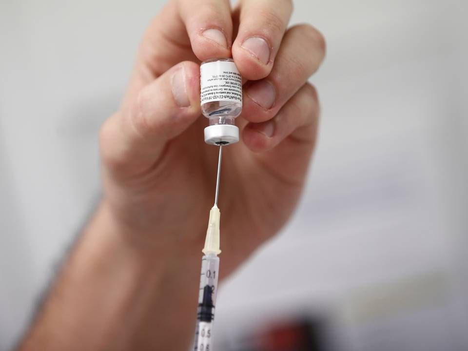 Det kan ikke gå hurtigt nok med at få vaccinerne givet, og der skal ikke spares på noget, mener økonomer. | Foto: BENOIT TESSIER/REUTERS / X07241