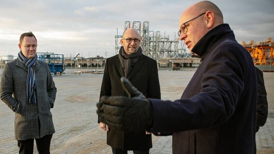 Landbrugsminister Rasmus Prehn (i midten) i samtale med Flemming Nør-Pedersen (th.), direktør i Landbrug & Fødevarer på Esbjerg Havn. | Foto: PR/Landbrug & Fødevarer