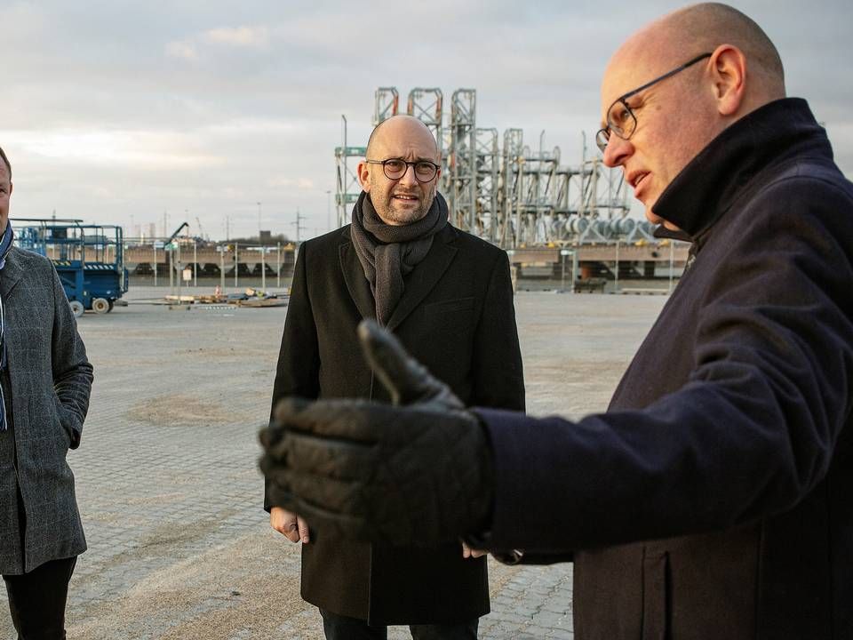 Landbrugsminister Rasmus Prehn (i midten) i samtale med Flemming Nør-Pedersen (th.), direktør i Landbrug & Fødevarer på Esbjerg Havn i forbindelse med etableringen af den nye veterinære grænsekontrol. | Foto: PR/Landbrug & Fødevarer