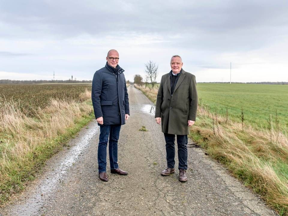 Koldings borgmester, Jørn Pedersen, (tv.) og Jørgen Schou ved grunden, der skal lægge jord til Schou Companys kommende domicil. | Foto: PR