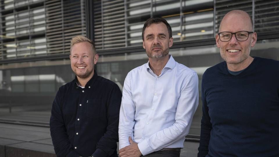 Jens Sørensen (m.f.) med CPO og stifter i Kontlink Kim Agger (t.h.) og kommerciel direktør i Kontolink, Steffen Ekelund (t.v.). | Foto: Kontolink/PR