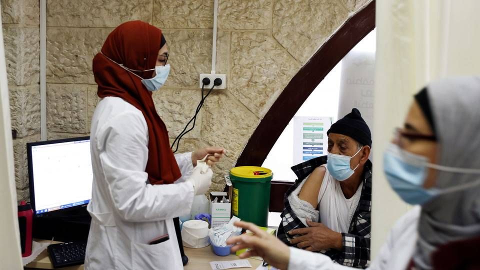 Årsagen til det hurtige tempo for vaccinationer i Israel er ifølge flere medier blandt andet, at Israel har betalt mere for at få vaccinerne hurtigt og et effektivt sundhedsvæsen. | Foto: Ronen Zvulun/Reuters/Ritzau Scanpix
