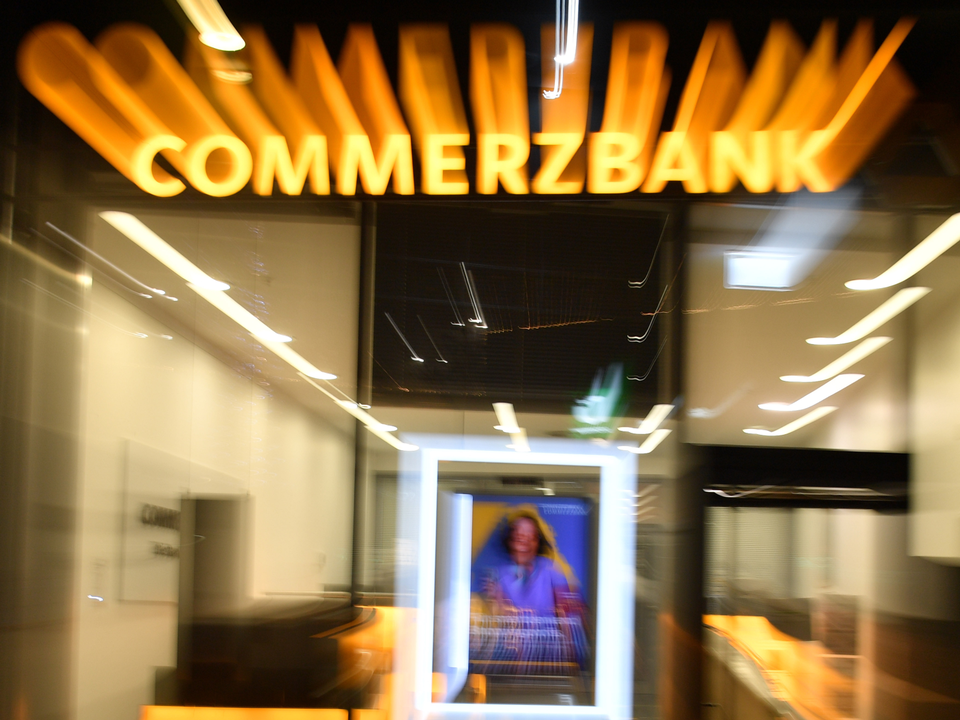 Geschlossene Commerzbank Filiale am Abend | Foto: picture alliance / SVEN SIMON | Frank Hoermann / SVEN SIMON