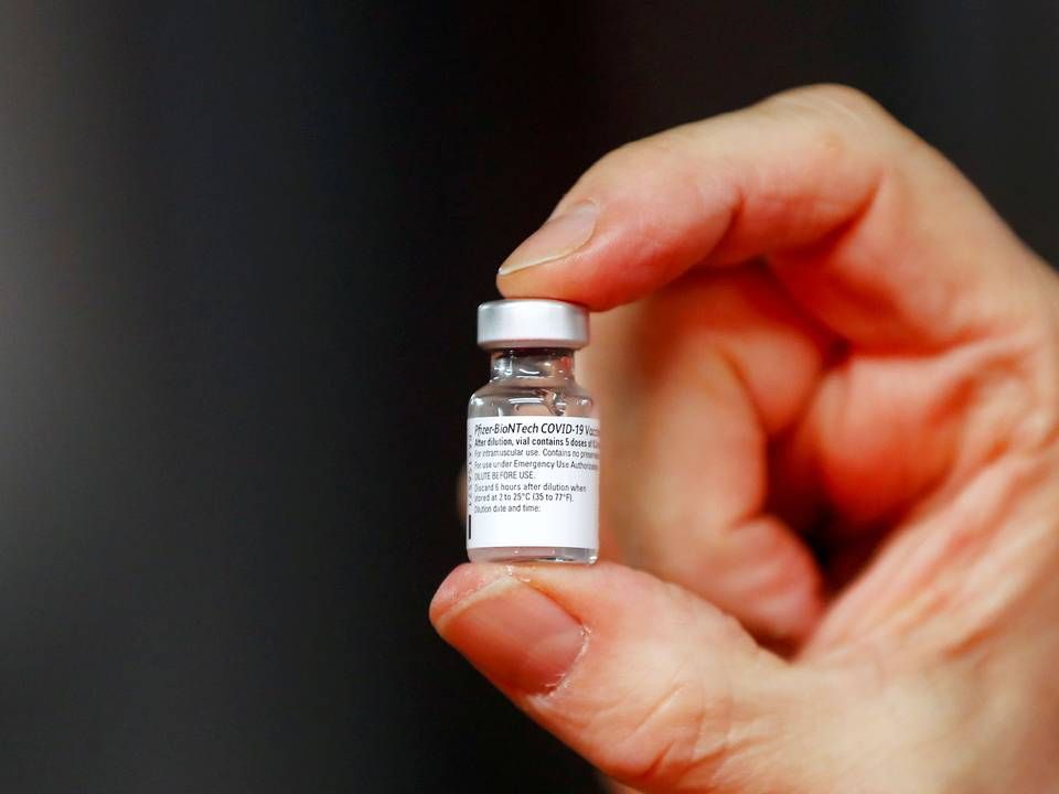 I Danmark har man allerede fået vaccinen fra Pfizer/BioNTech til at strække længere, end det fremgår af brugsvejledningen. (Arkivfoto) | Foto: Paul Childs/Reuters/Ritzau Scanpix