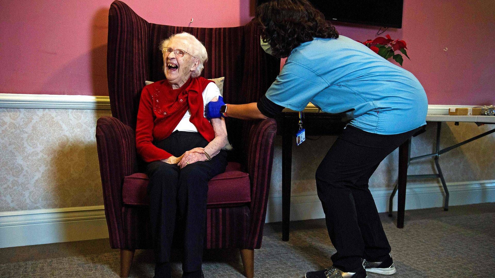Vaccine fra AstraZenaca er taget i brug i Storbritannien, hvor 100-årige Ellen Prosser fik den på et plejehjem torsdag 7. januar. Den kan være på vej mod snarlig betinget markedsgodkendelse i EU. | Foto: Kirsty O'connor/AFP/Ritzau Scanpix