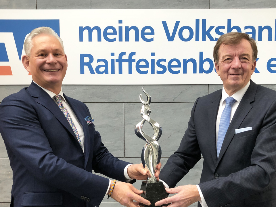 Stabübergabe in Rosenheim: Wolfgang Altmüller (links) und Hubert Kamml | Foto: Meine Volksbank Raiffeisenbank eG