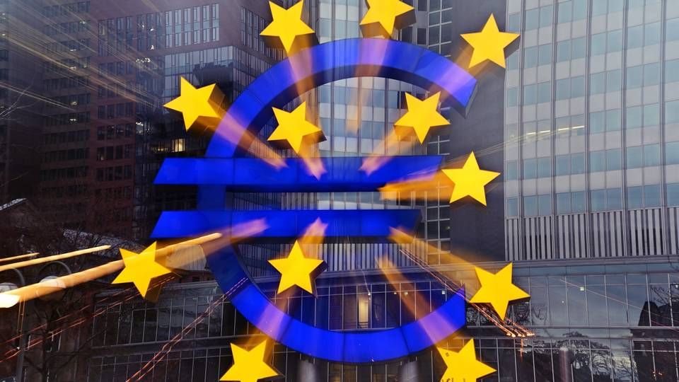 Die Euro-Skulptur vor der alten EZB-Zentrale in Frankfurt. | Foto: picture alliance / Daniel Kubirski | Daniel Kubirski