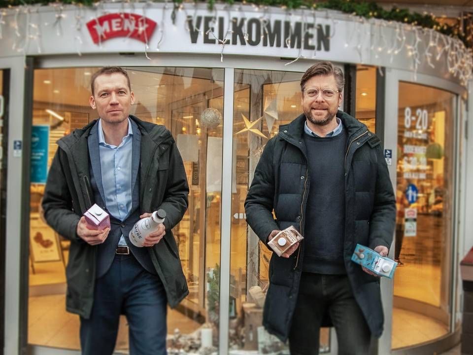 Michael Christensen, der er kategoridirektør i Dagrofa, til venstre, og Naturli Foods direktør Henrik Lund til højre. | Foto: PR