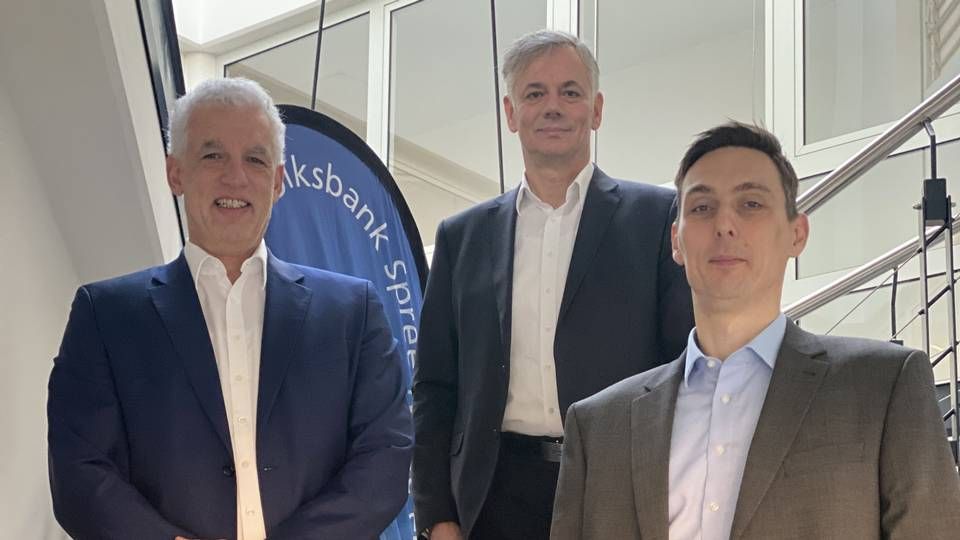 (v.l.n.r.) Frank Baer (Vorstandsvorsitzender), Jürgen Stender (ausscheidender Vorstand), und Marian Lattke (neu im Vorstand). | Foto: Volksbank Spree-Neiße