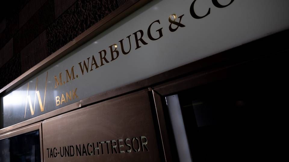 Licht fällt auf das Schild der Privatbank M.M. Warburg & Co. | Foto: picture alliance/dpa | Sebastian Gollnow