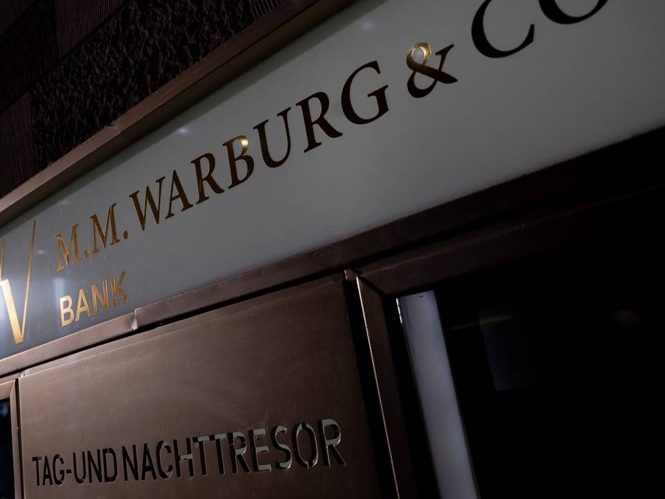 Licht fällt auf das Schild der Privatbank M.M. Warburg & Co. | Foto: picture alliance/dpa | Sebastian Gollnow