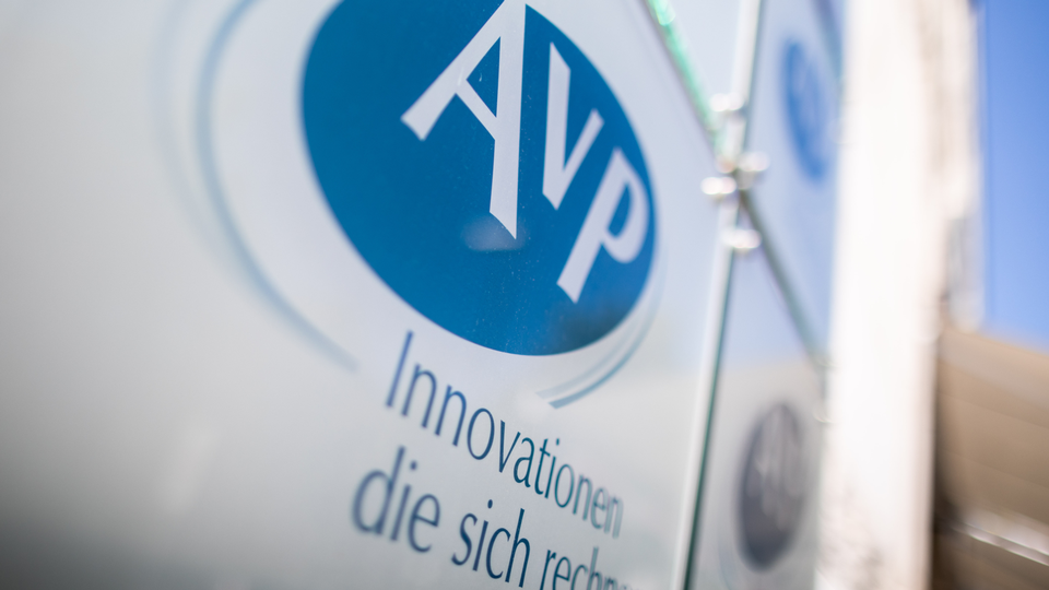 Firmenschild von AvP hängt vor dem Eingang des Gebäudes. Bei dem großen Apotheken-Abrechnungszentrum in Düsseldorf | Foto: picture alliance/dpa | Marcel Kusch
