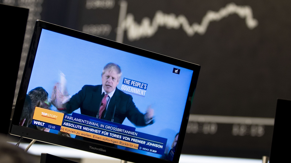 Großbritanniens Premierminister Boris Johnson ist auf einem Fernsehbildschirm an der Börse in Frankfurt zu sehen | Foto: picture alliance/AP Photo | Michael Probst