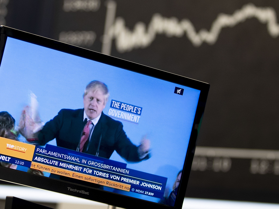 Großbritanniens Premierminister Boris Johnson ist auf einem Fernsehbildschirm an der Börse in Frankfurt zu sehen | Foto: picture alliance/AP Photo | Michael Probst