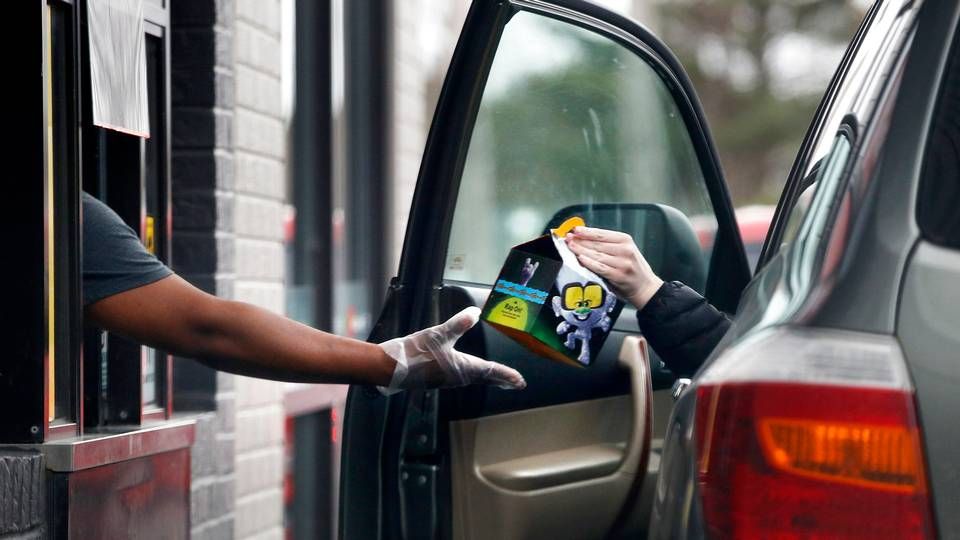 Salget til bilisterne har været fundamentet for McDonalds gennem det seneste år herhjemme. Her ses dog en madlevering hos fastfoodkæden i Canada. | Foto: Robert F. Bukaty/AP/Ritzau Scanpix