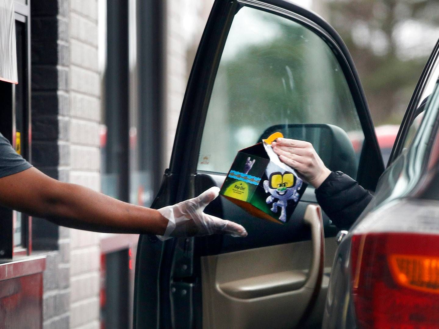 Salget til bilisterne har været fundamentet for McDonalds gennem det seneste år herhjemme. Her ses dog en madlevering hos fastfoodkæden i Canada. | Foto: Robert F. Bukaty/AP/Ritzau Scanpix