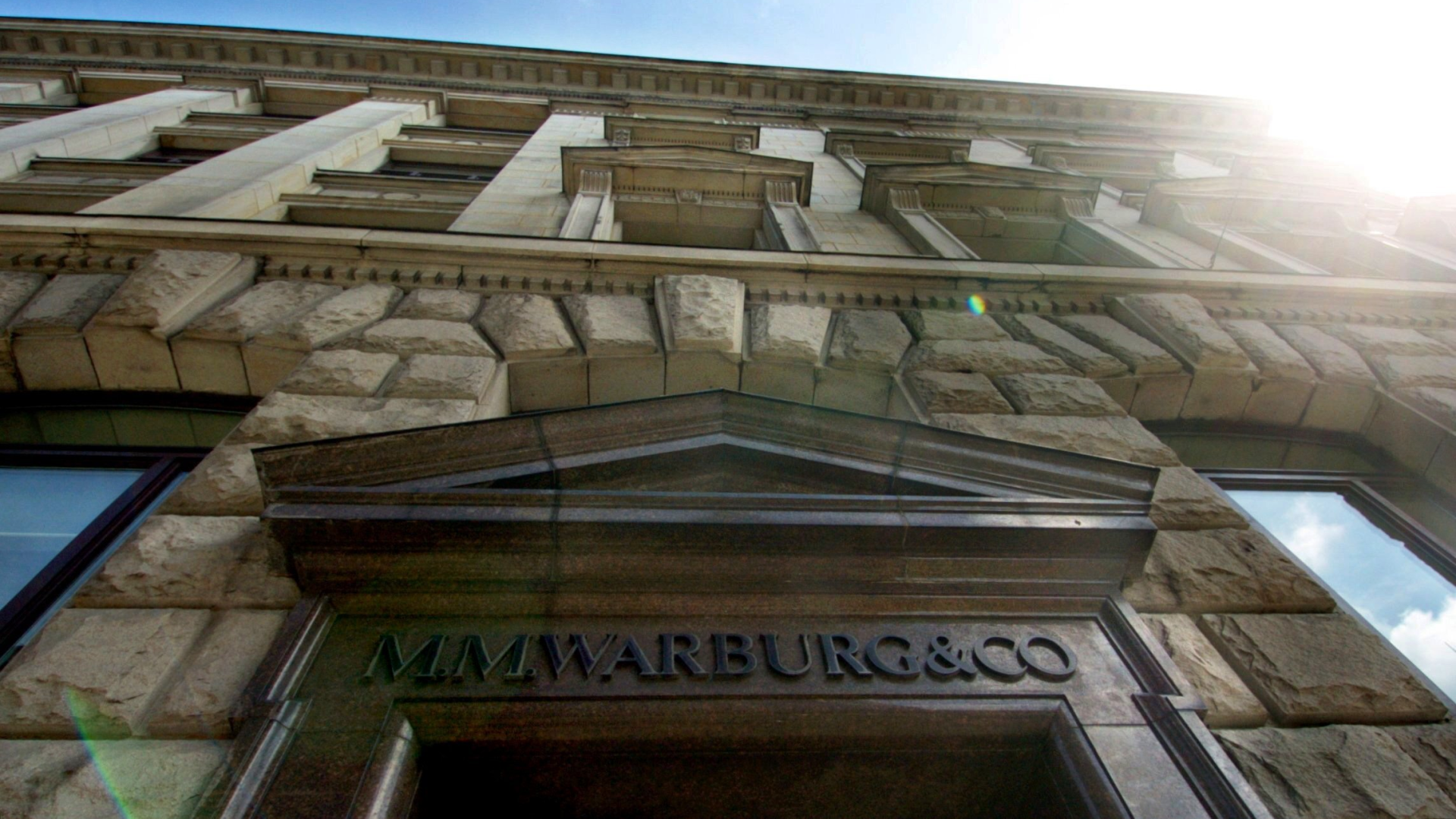 Der Eingang der der Bank M.M. Warburg & Co | Foto: picture-alliance / dpa | Kay Nietfeld