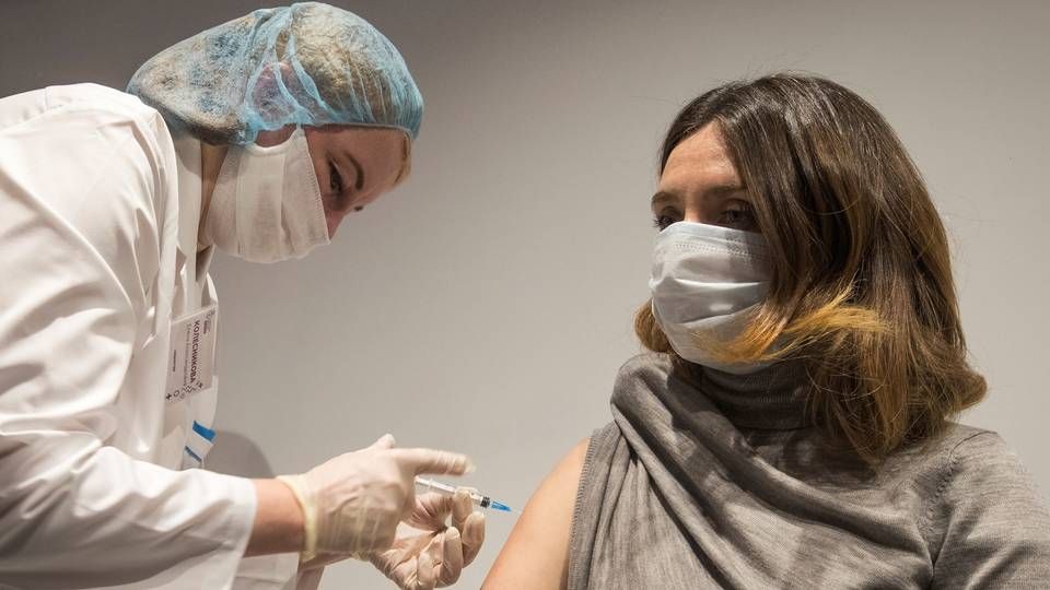 Store danske virksomheder arbejder på at få medarbejderne vaccineret også i lande uden nationale programmer. | Foto: Shamil Zhumatov/REUTERS / X00499