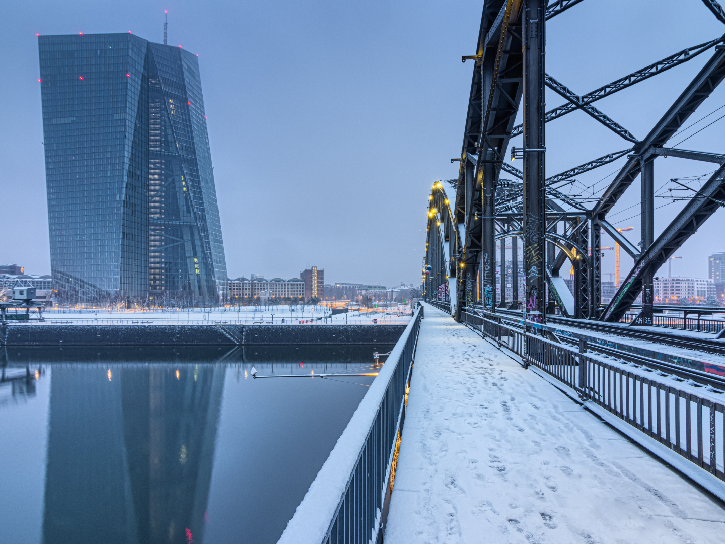 Die EZB in Frankfurt | Foto: picture alliance / greatif | Florian Gaul