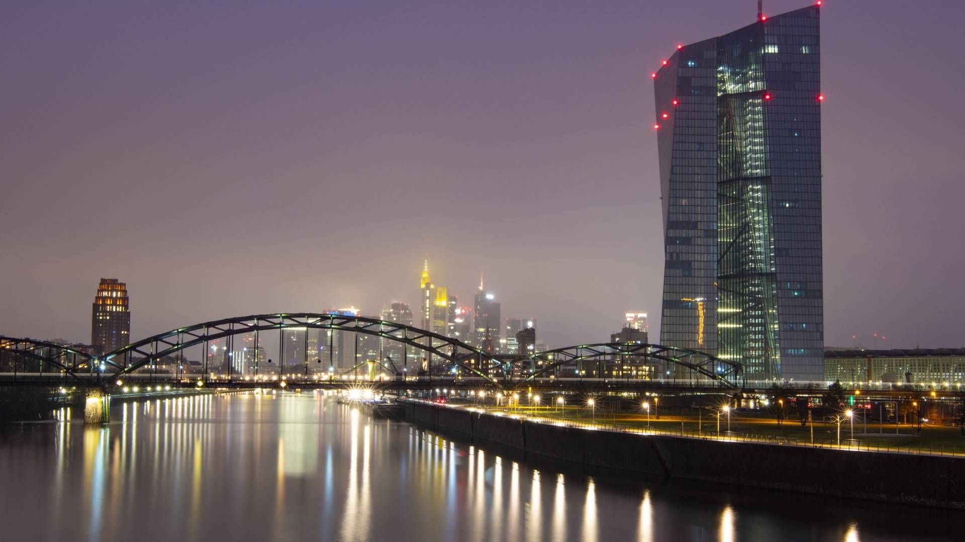 EZB in Frankfurt (rechts im Bild) | Foto: dpa picture alliance | Boris Roessler
