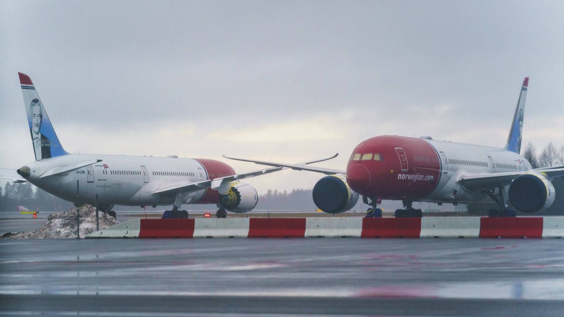 To langdistansefly fra Norwegian av typen Boeing 787–9 Dreamliner på Oslo lufthavn. Etter reorganiseringen av flyselskapet vil samtlige av disse flyene bli overflødige og faset ut av selskapet. | Foto: Stian Lysberg Solum / NTB