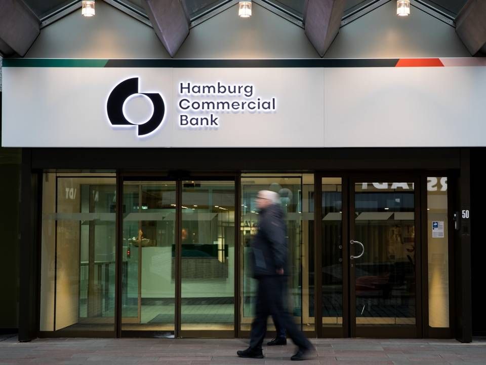 Passanten vor dem Haupteingang der Zentrale der Hamburg Commercial Bank | Foto: picture alliance/dpa | Christian Charisius