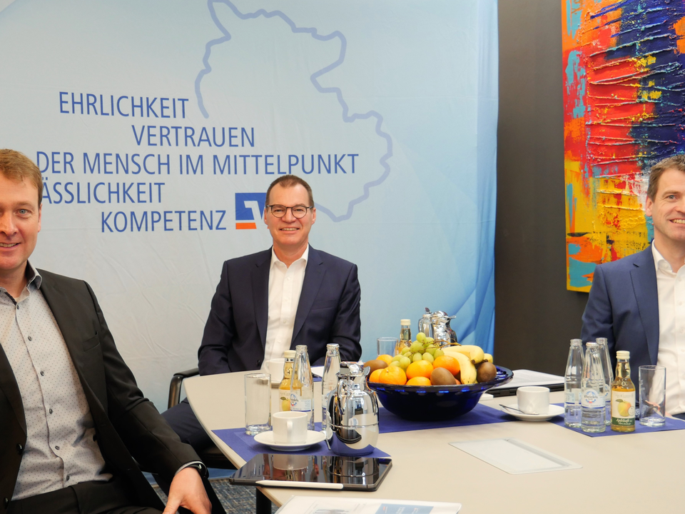 v.l.n.r.: Marc Indefrey, Ulf Lange und Claus Overlöper vom Vorstand der Volksbank Rhein-Lippe ziehen während der Pressekonferenz eine Bilanz des abgelaufenen Geschäftsjahres. | Foto: Volksbank Rhein-Lippe