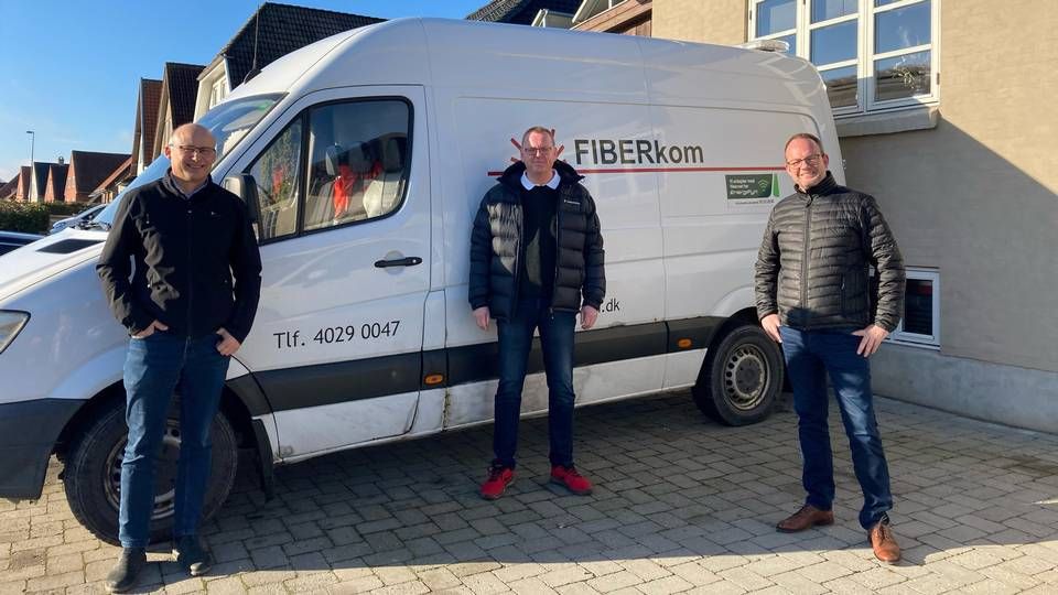 Ronny Hüttman (i midten) har solgt sit selskab til Bravida, der her er repræsenteret ved regionsdirektør Jørn Tønnes (tv). | Foto: Fiberkom/PR