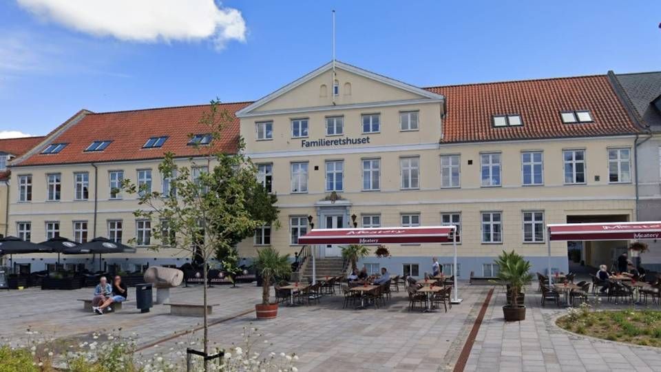 Nørregade 2 i Ringsted er i dag lejet ud til Familieretshuset og en café i kælderen. | Foto: Google Street View