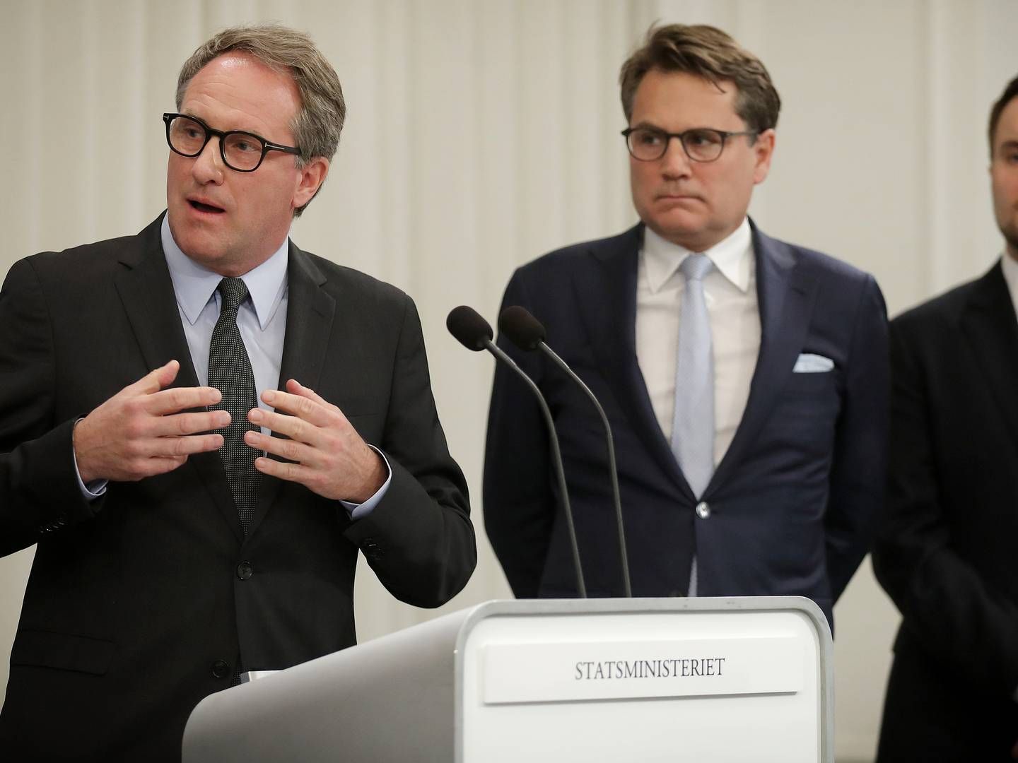 DI-direktør Lars Sandahl (tv.) og Dansk Erhvervs direktør Brian Mikkelsen præsenterer aftale om vaccinepas med regeringen onsdag morgen. | Foto: Jens Dresling