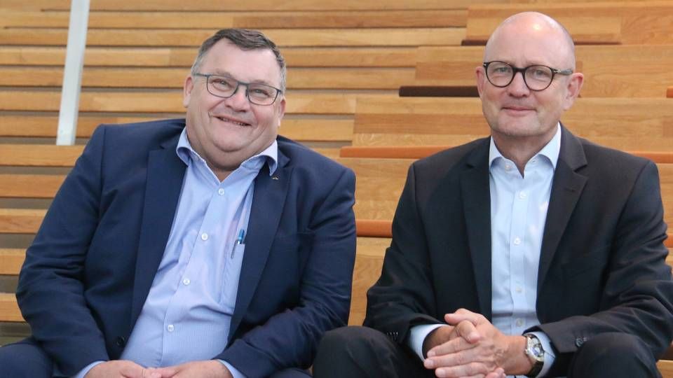 Allan Buch (t.v.) overlader formandsposten til Flemming B. Nielsen (t.h). | Foto: PR / Middelfart Sparekasse