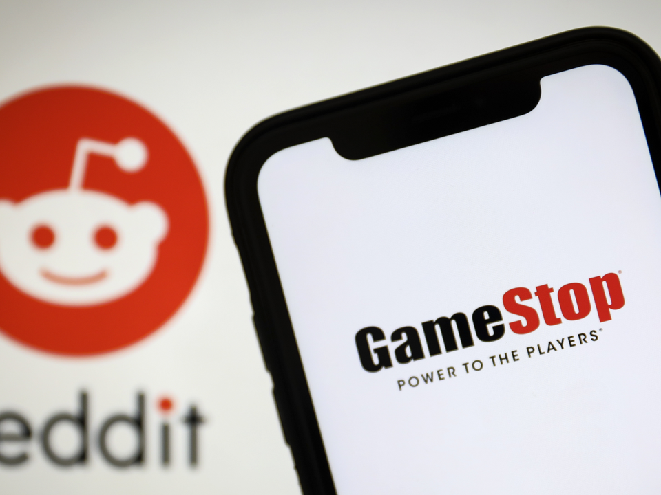 Smartphone mit dem "Gamestop"-Logo vor dem Hintergrund des "Reddit"-Logos | Foto: picture alliance / AA | Hakan Nural