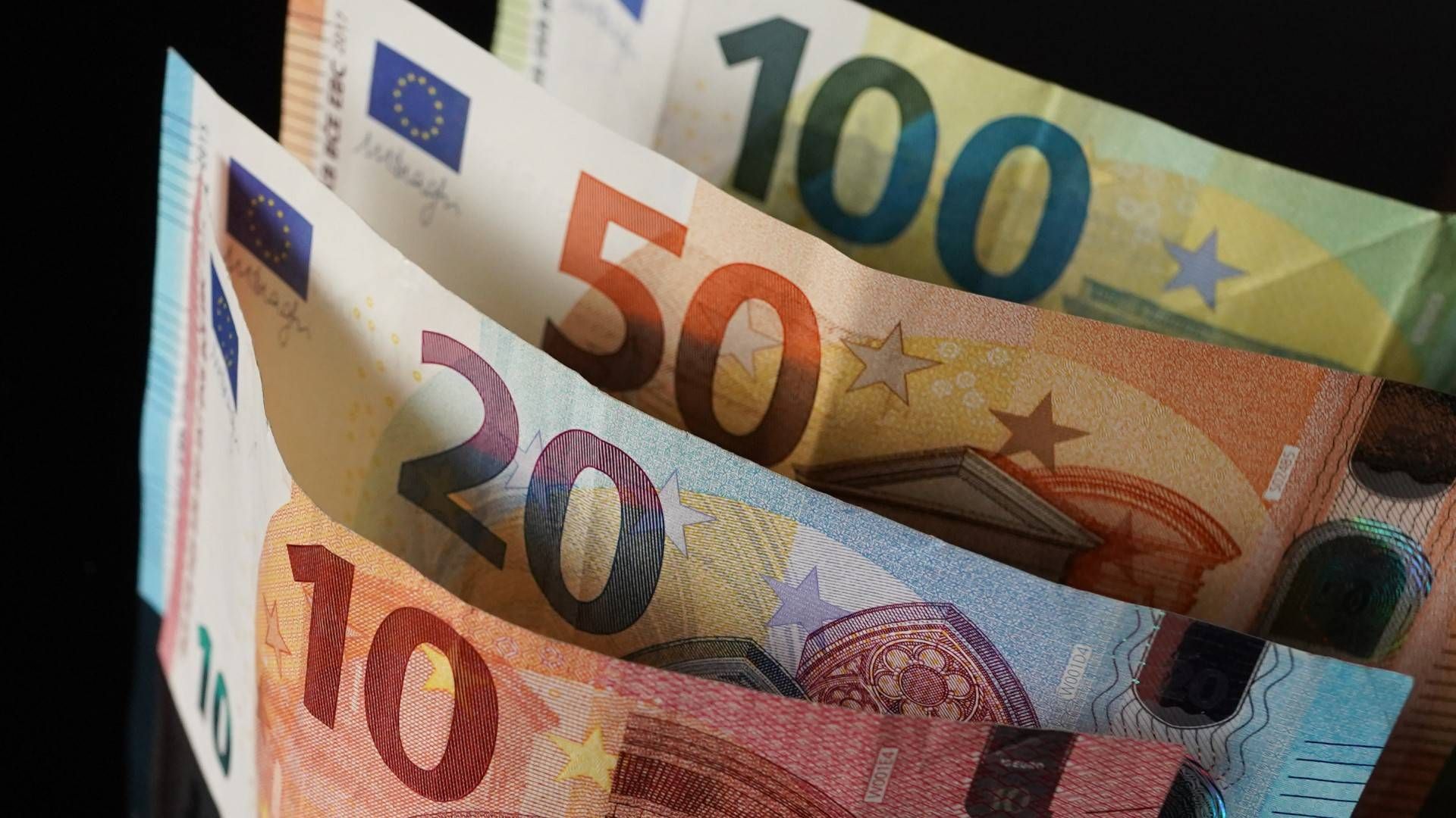 Verschiedene Geldscheine mit den Werten 10, 20, 50 und 100 Euro stehen nebeneinander. | Foto: picture alliance/dpa | Jörg Carstensen