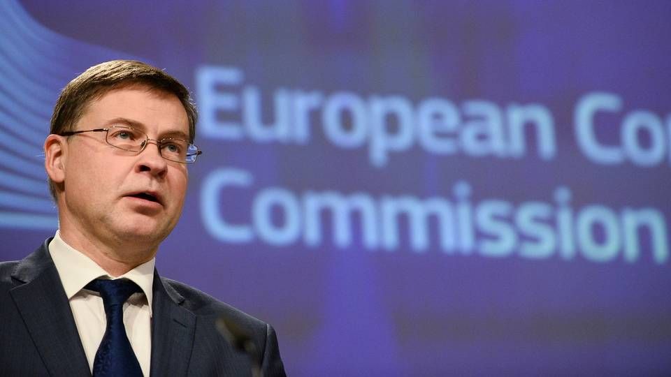 EU's handelskommissær, Valdis Dombrovskis, siger på et pressemøde, at overvågningen af eksporten vil være "tidsbegrænset" til udgangen af marts. | Foto: JOHANNA GERON/AFP / POOL