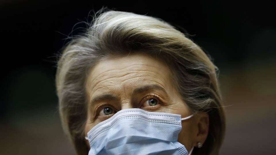 "Vi har netop godkendt Astrazeneca-vaccinen på EU-markedet efter en positiv vurdering fra EMA," skriver formand for EU-Kommissionen, Ursula von der Leyen, på Twitter. | Foto: Francisco Seco/AFP / POOL