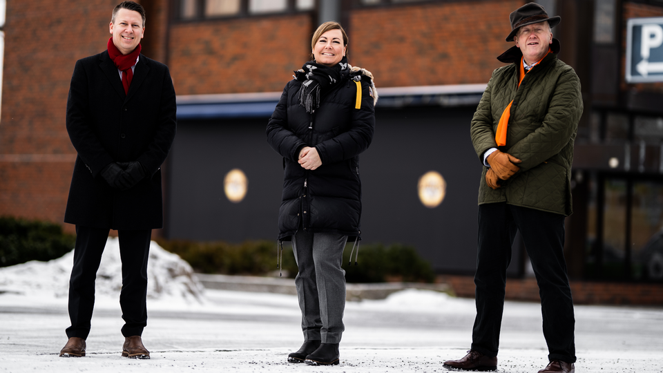 Veksthuset i Askim. Her ved Adm. banksjef i Trøgstad Sparebank Lars Dingstad-Eriksen (fra venstre), daglig leder i Aktiv Eiendomsmegling Lena Axelsson og advokat i Smaalenenes Advokatkontor, Thor Anders Smith Hoen. | Foto: Jonas Ingstad